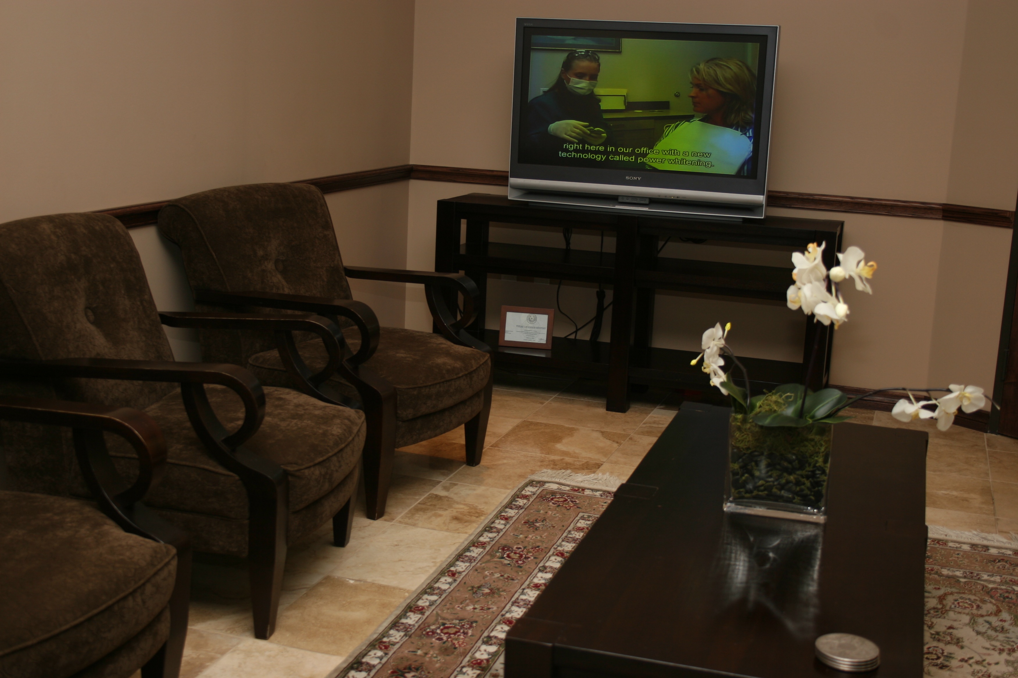 A comfortable reception area at Dr. Farahbod's Galleria Cosmetic Dentist office